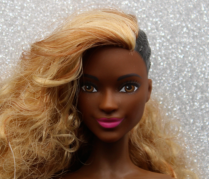 BARBIE NOIRE FASHIONISTAS - CHEVEUX AFRO CREPUS BLONDS - Nous Vous Iles