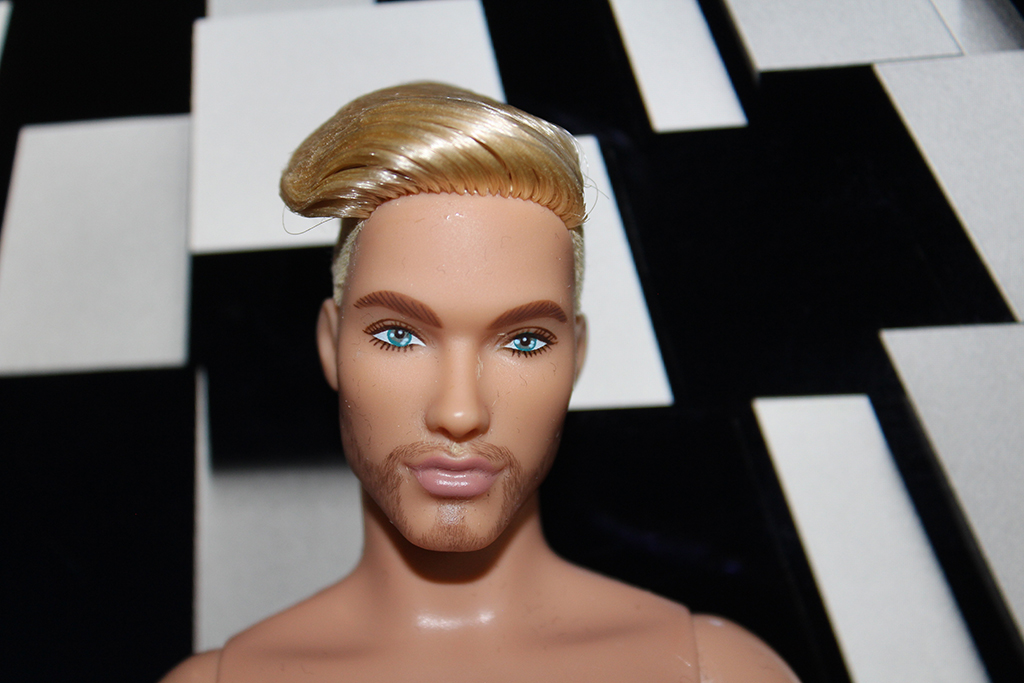 Ken Looks - Blond