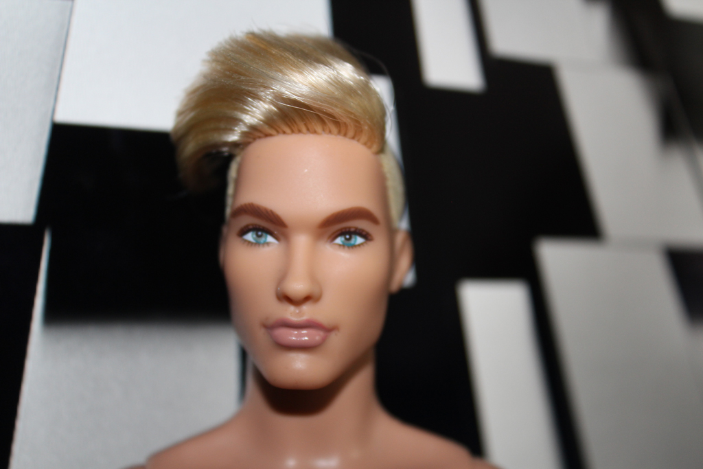 Ken Looks - Blond